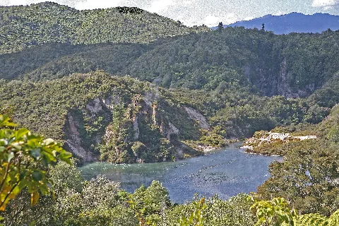00 1629 Waimangu Valley Inferno Lake