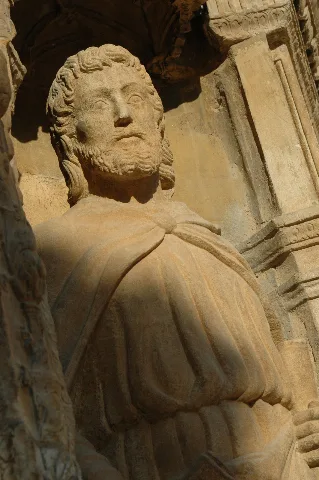 19 Escultura A La Façana De Santo Tomás