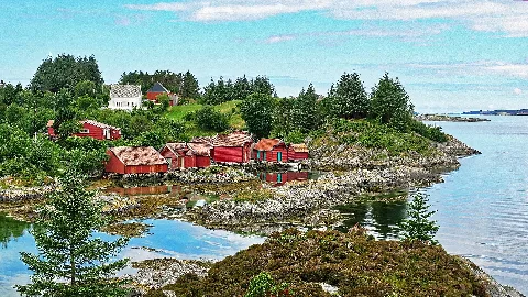 Austrheim Naustmiljø Ved Krossøysundet