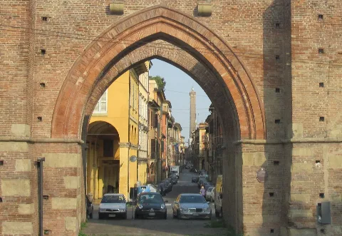 Bologna. Porta Maggiore. Strada Magiore. Torre Degli Asinelli Img 3874
