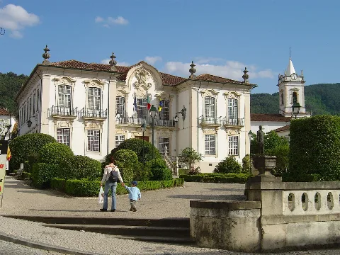 Câmara Municipal E Igreja Matriz Da Lousã