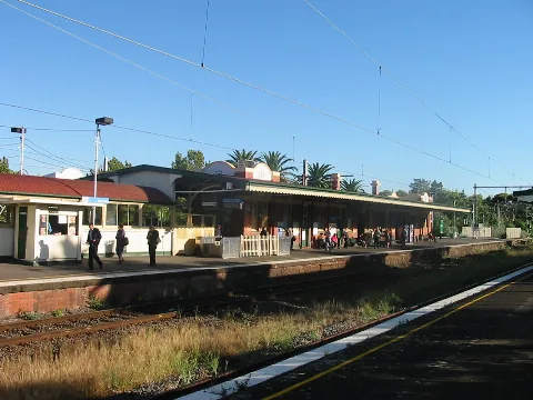 Essendon Railway Station, Melbourne (Island Platform)