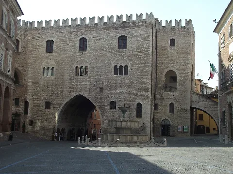 Fabriano, Piazza Del Comune, Palazzo Del Podestà, 1255 (2)