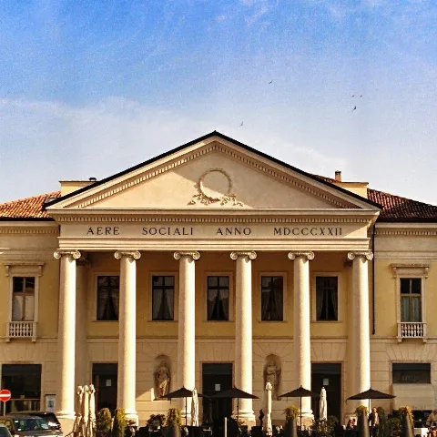 Facciata Restaurata Del Teatro Sociale Di Mantova