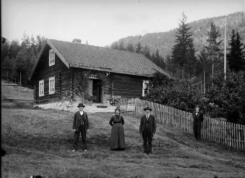 Gården Til Bernhard Bjørnholt I Jondalen 1899