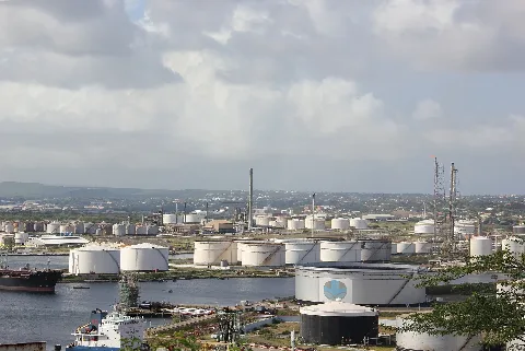 Laika Ac Isla Oil Refinery (11693638543)