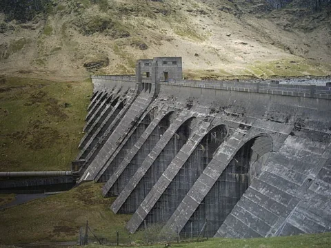 Lawers Dam Geograph.org.uk 465784