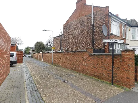 Leytonstone Pastures Path (38782673010)