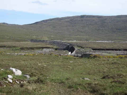 Loch Fannich Dam Geograph.org.uk 2717197