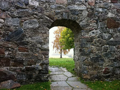Nes Kirkeruiner, The Door
