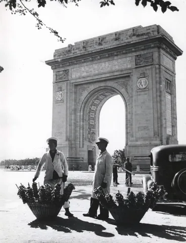 Nicolae Ionescu Pretzel Vendors In Uniform In Front Of The Triumph Arch