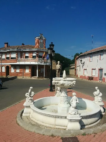 Plaza Con Monumento Y Ayuntamiento
