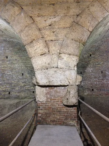Spoleto, Ponte Sanguinario. Pilastro