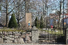 Karkkilan Kirkko Portti Ja Sankarivanajien Muistomerkki