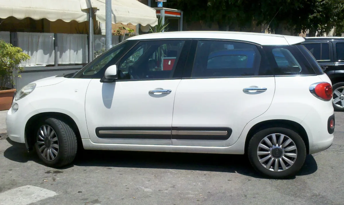 " 13 Italy Fiat 500L White Minivan In Alghero Side View