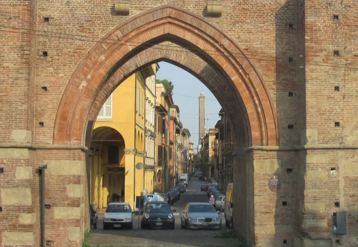 Bologna. Porta Maggiore. Strada Magiore. Torre Degli Asinelli Img 3874