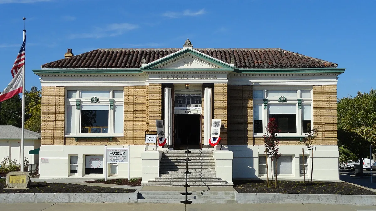 Carnegie Library (Roseville, California), Facade, Perpendicular View