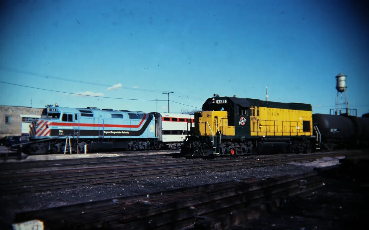 Chicago & North Western Cnw 4418 (Gp15 1) & Regional Transportation Authority Rta 144 (F40Ph) (10567361236)