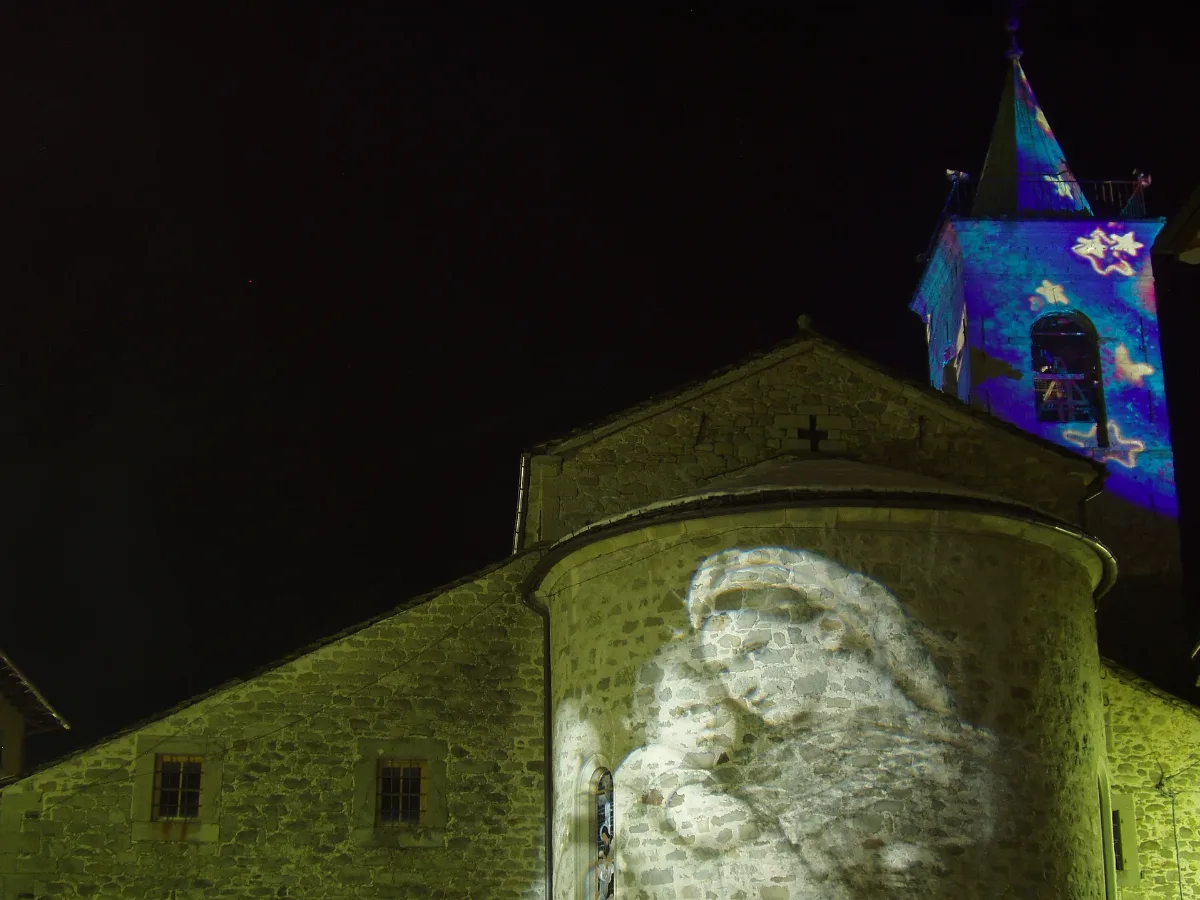 Fiumalbo Abside Chiesa Parrocchiale E Campanile Proiettati