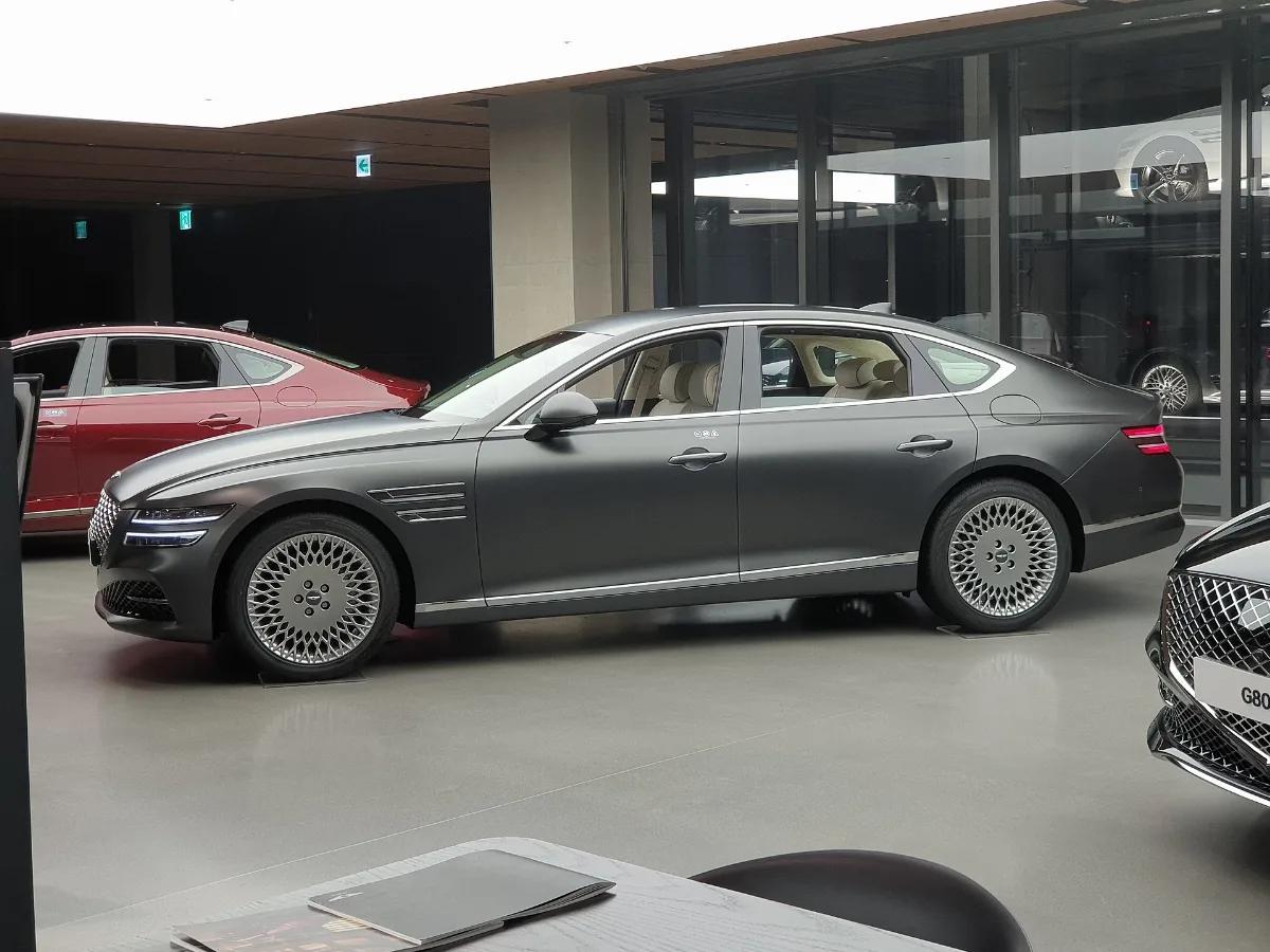 Genesis G80 2.5T Rg3 Makalu Gray Matte (1)