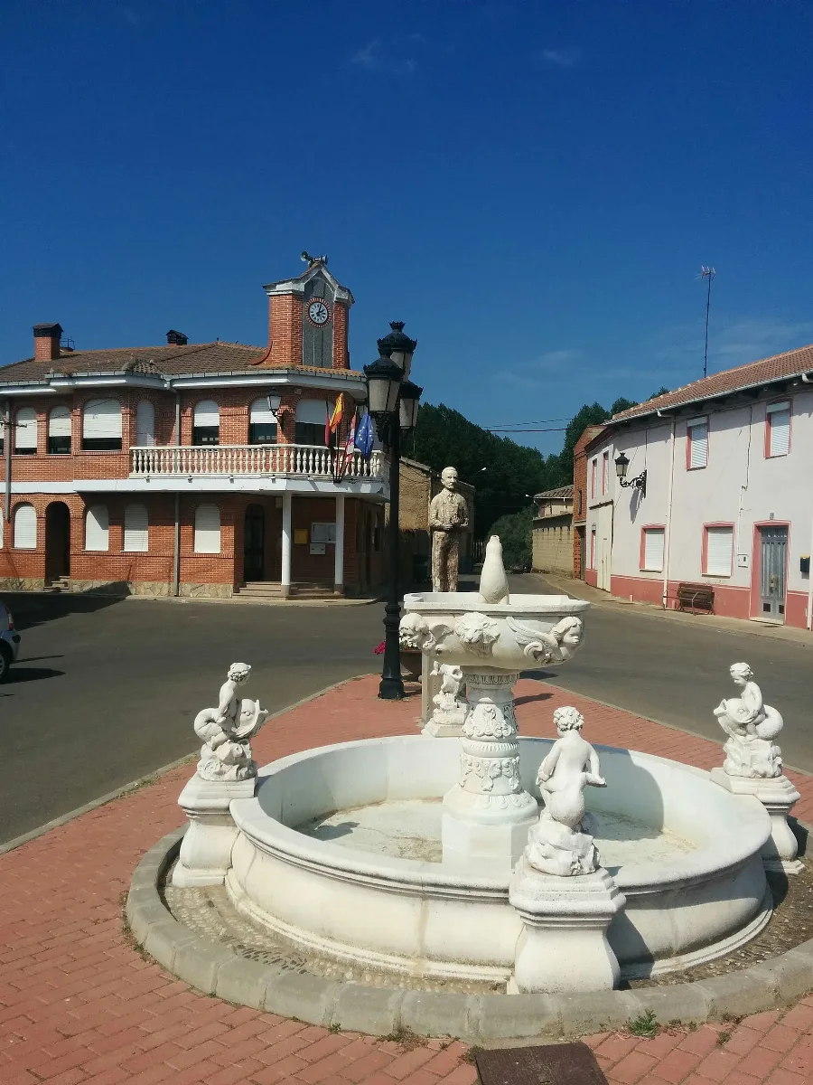 Plaza Con Monumento Y Ayuntamiento